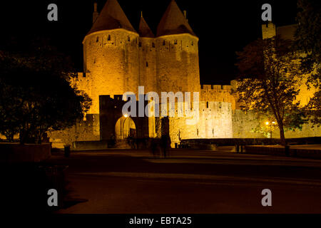 Carcassonne vecchio Cite (Città) principale accesso alla città mostrato illuminazione notturna Foto Stock