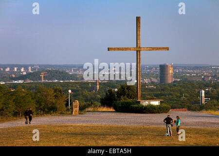 Due coppie di fronte a croce sulla incetta di Haniel, gasometro in background, in Germania, in Renania settentrionale-Vestfalia, la zona della Ruhr, Bottrop Foto Stock