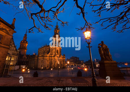 Katholische Hofkirche la Chiesa cattolica della corte reale di Sassonia di notte, in Germania, in Sassonia, Dresden Foto Stock