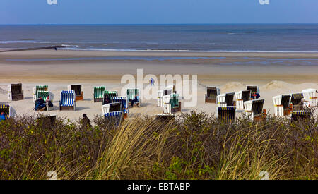 Coperto e sedie da spiaggia in vimini sulla spiaggia sabbiosa, Germania, Bassa Sassonia, Wangerooge Foto Stock