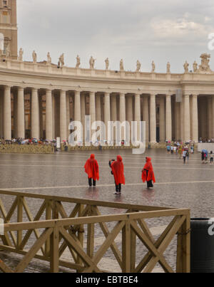 Piazza San Pietro, Roma, durante una tempesta di pioggia Foto Stock