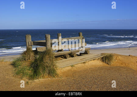 Panche di legno al Rotes Kliff con il mare nel retro, Germania, Schleswig-Holstein, Sylt Foto Stock