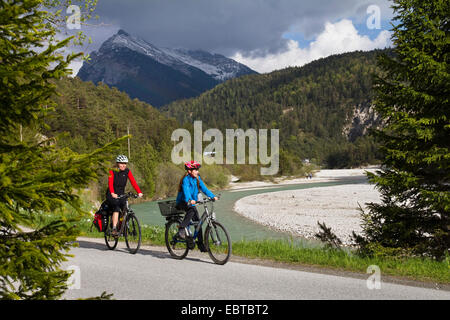 Bike tour su Isar bike trail, Austria, Tirolo, montagne Karwendel, Hinterautal Foto Stock