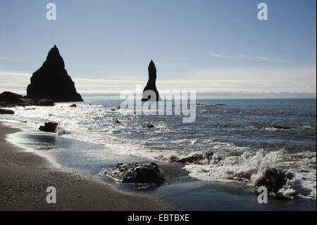 Bay con rock costa, spiaggia di sabbia e roccia bizarr ago, Islanda, Reynisfjara, Vik mi Myrdal Foto Stock