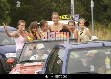 Per il giro della Papamobile dopo la vittoria tedesca contro l'Argentina durante la Coppa del Mondo di calcio 2010 in Germania, in Renania settentrionale-Vestfalia, Weilerswist Foto Stock