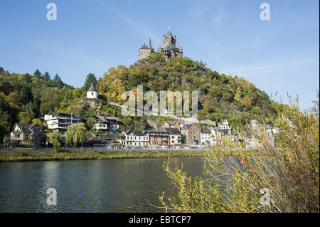 Vista sulla Moselle presso la piccola cittadina e il profilarsi di Reichsburg in background, in Germania, in Renania Palatinato, Cochem Foto Stock