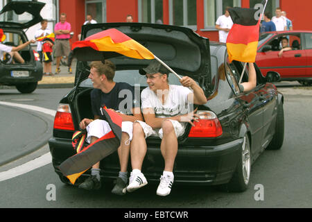 Per il giro della Papamobile dopo la vittoria tedesca contro l'Argentina durante la Coppa del Mondo di calcio 2010 in Germania, in Renania settentrionale-Vestfalia, Weilerswist Foto Stock