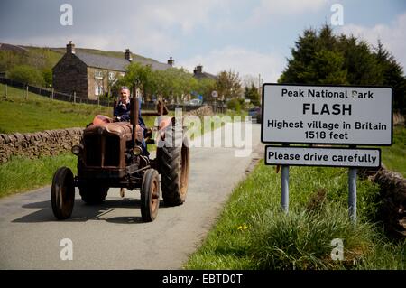 Flash, villaggio più alto in Gran Bretagna con il trattore vintage Foto Stock