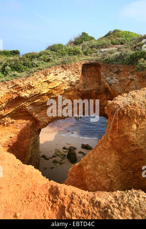 Ponte di Roccia presso la costa, Portogallo, Algarve, Portimao Foto Stock