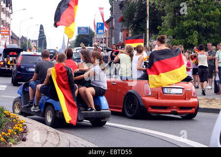 Per il giro della Papamobile dopo la vittoria tedesca contro l'Argentina durante la Coppa del Mondo di calcio 2010 in Germania, in Renania settentrionale-Vestfalia, Weilerswist Foto Stock