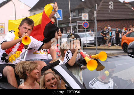 Per il giro della Papamobile dopo la vittoria tedesca contro l'Argentina durante la Coppa del Mondo di calcio 2010 in Germania, in Renania settentrionale-Vestfalia, Weilerswist Foto Stock