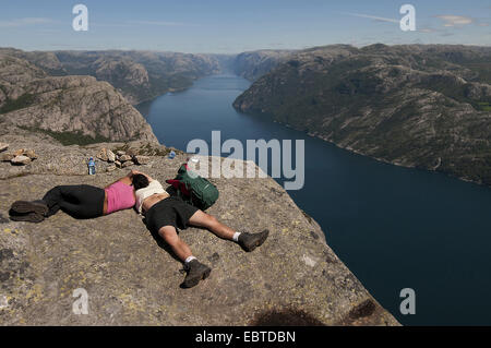 Vista panoramica del Lysefjord dall'altopiano di roccia "Prekestolen' con in appoggio i turisti, Norvegia, Rogaland Foto Stock