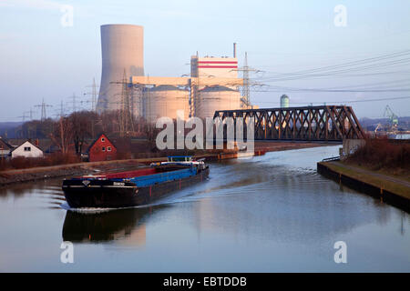 Nave cargo su Datteln-Hamm Canal, Lippewerk in background, in Germania, in Renania settentrionale-Vestfalia, la zona della Ruhr, Waltrop Foto Stock