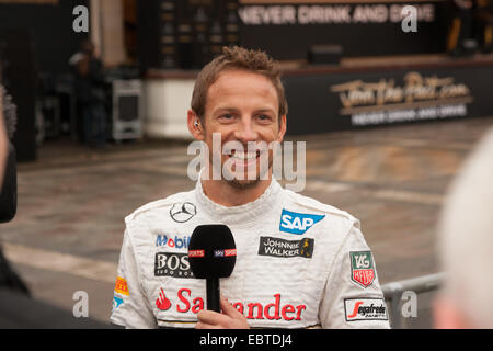 Edimburgo, Scozia, Regno Unito. 04 dic 2014. Unire il patto di supporto eventi mai bere e guidare la campagna. Jenson Button a Princes Street Gardens. Credito: Azione Sport Plus/Alamy Live News Foto Stock