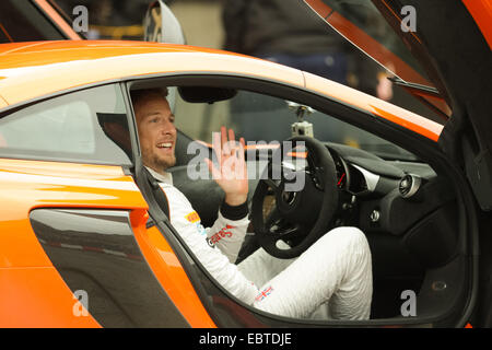 Edimburgo, Scozia, Regno Unito. 04 dic 2014. Unire il patto di supporto eventi mai bere e guidare la campagna. Jenson Button onde ai ventilatori della McLaren 650. Credito: Azione Sport Plus/Alamy Live News Foto Stock