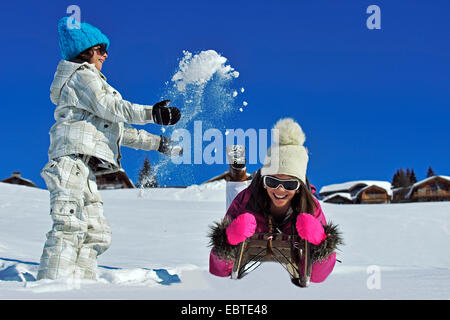 Due fratelli si divertono con la neve e una slitta, Francia Foto Stock