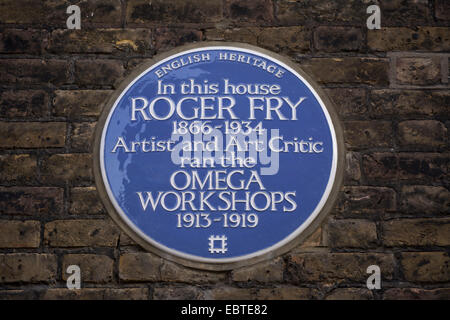 English Heritage targa blu segna il sito dell'artista Roger Fry's omega workshop, fitzroy Square, Londra, Inghilterra Foto Stock