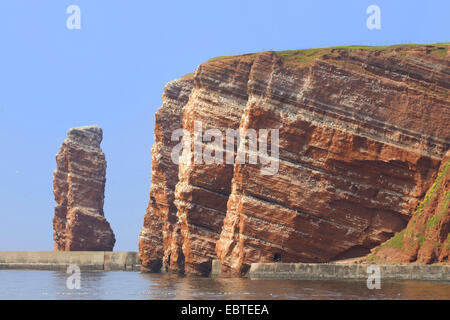 Ripida costa con la "Lange Anna' al più lontano a nord-ovest dell'isola, Germania, Schleswig-Holstein, Isola di Helgoland Foto Stock