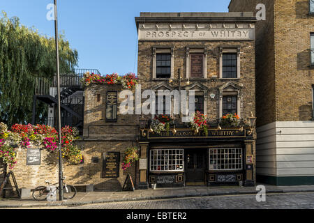 La prospettiva di Whitby è una storica Thames riverside pub in Shadwell, la regione di Docklands di Londra Foto Stock