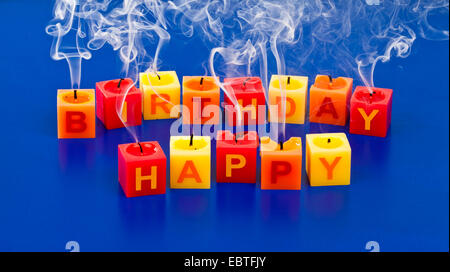 Suonò candele con la scrittura "Buon Compleanno" Foto Stock