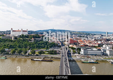 Vista della città e il castello di Bratislava, Slovacchia, Bratislava Foto Stock