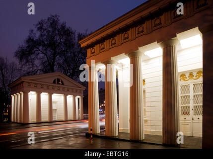 Illuminata vecchia porta della città di Ratingen in serata, in Germania, in Renania settentrionale-Vestfalia, Duesseldorf Foto Stock