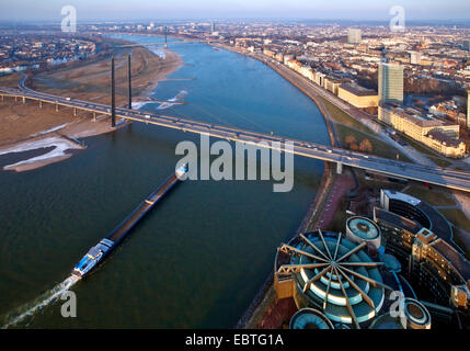 Vista dalla Torre sul Reno a del Landtag della Renania settentrionale-Vestfalia, Reno e Rheinkniebruecke, in Germania, in Renania settentrionale-Vestfalia, Duesseldorf Foto Stock