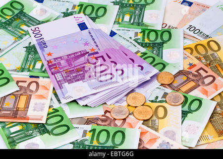 Molte le banconote e le monete in euro dell'Unione europea Foto Stock
