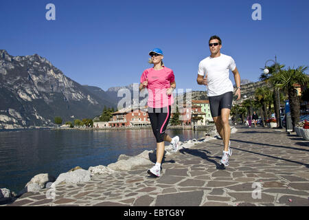 Giovane jogging insieme al lungomare di Lago di Garda , Italia, Arco Foto Stock