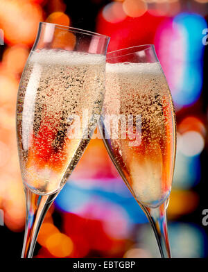 Bicchieri da champagne la tostatura Foto Stock