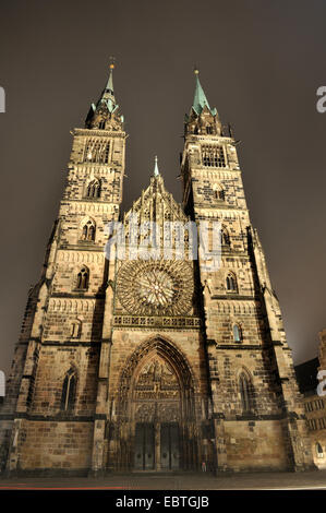 Parte anteriore del St. Lorenz in illuminazione serale, in Germania, in Baviera, Franken, Franconia, Nuernberg Foto Stock