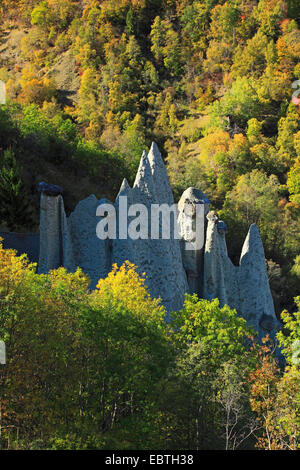 Pyramides di Euseigne nella foresta di autunno, Svizzera Vallese, Ehringer Tal Foto Stock