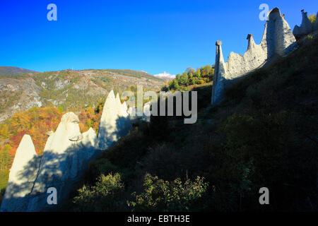 Pyramides di Euseigne nella foresta di autunno, Svizzera Vallese, Ehringer Tal Foto Stock