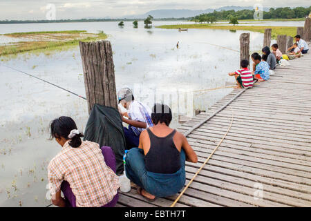 Popolo birmano il pesce da U Bein Bridge nel lago Taungthaman, Amarapura Township, Mandalay Division, birmania, myanmar Foto Stock