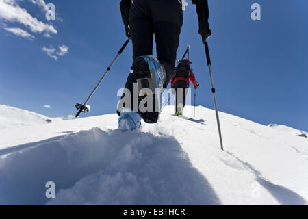 Due gli sciatori a scalare una coperta di neve montagna cresta, l'Austria, il Grossglockner Foto Stock