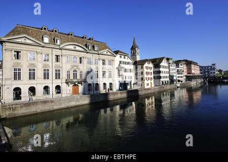 Città vecchia di Zurigo con la Limmat in primo piano, Zunfthaus zur Meise e chiesa di San Pietro, Svizzera, Zurigo Foto Stock