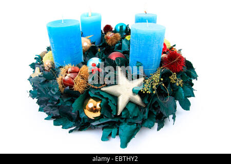 Colorata corona di Avvento con candele blu Foto Stock