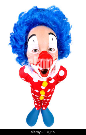 Poco chiedendo clown con parrucca blu e falso naso rosso Foto Stock