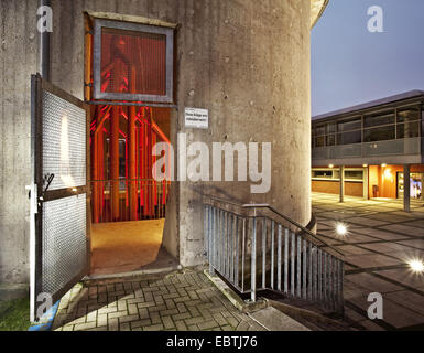 Ex serbatoio di digestione in Twilight, in Germania, in Renania settentrionale-Vestfalia, la zona della Ruhr, Oberhausen Foto Stock