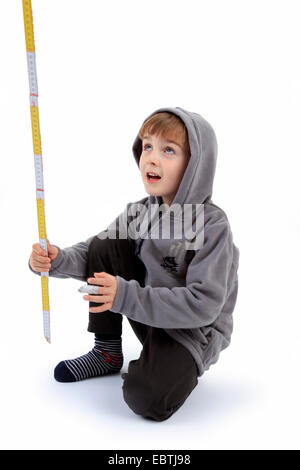 Little Boy giocando con un regolo pieghevole Foto Stock