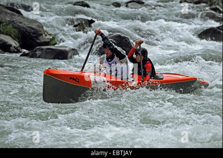 Canoa gara di wildwater del fiume Isere, Francia, Savoie Foto Stock