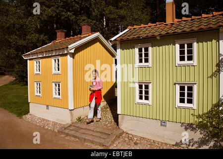 Ragazza nel parco a tema di Astrid Lindgren Vaerld, Astrid Lindgren World, Svezia, Smaland, Vimmerby Foto Stock