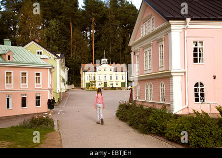 Ragazza nel parco a tema di Astrid Lindgren Vaerld, Astrid Lindgren World, Svezia, Smaland, Vimmerby Foto Stock