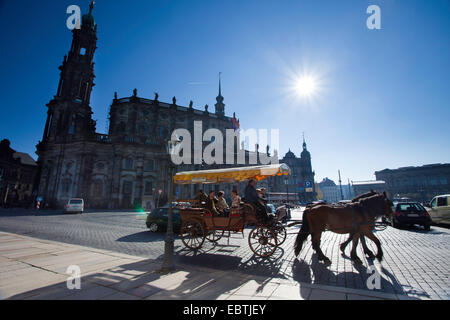 Carrozza a cavalli di fronte Katholische Hofkirche la Chiesa cattolica della corte reale di Sassonia, in Germania, in Sassonia, Dresden Foto Stock