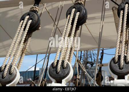 Catseyes in legno e armamento corde sulla nave a vela nel porto di Bristol. Avon. Inghilterra Foto Stock