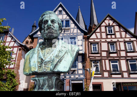 Busto di Johann Philipp Reis, l'inventore del telefono, nella parte anteriore del mezzo in legno case della città della sua nascita, Germania, Hesse, Gelnhausen Foto Stock