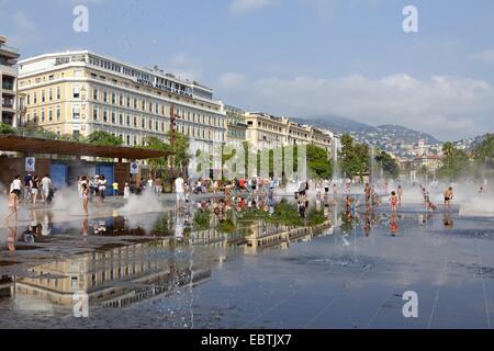 Acqua di irrorazione, Place Massena, Nizza Cote d'Azur, in Francia Foto Stock