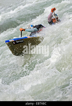 Canoa in acque bianche del fiume Isere, Francia, Savoie Foto Stock