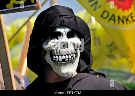 Attivista cranio con maschera in anti-nucleare dimostrazione vicino centrale nucleare Grundremmingen, in Germania, in Baviera, Gundremmingen Foto Stock