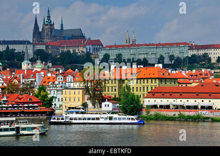 Escursione in barca le navi sul fiume Moldava con il castello di Praga, Repubblica Ceca, Boemia, Praga Foto Stock